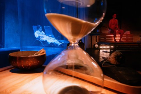 8 MILIARD LIDÍ HOŘÍ / 8lidí