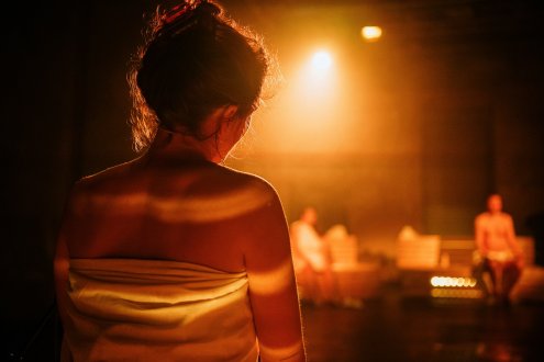 8 MILIARD LIDÍ HOŘÍ / 8lidí